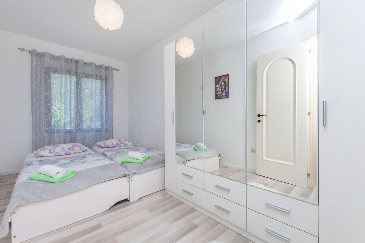Apartment Josipa Omis Exterior photo